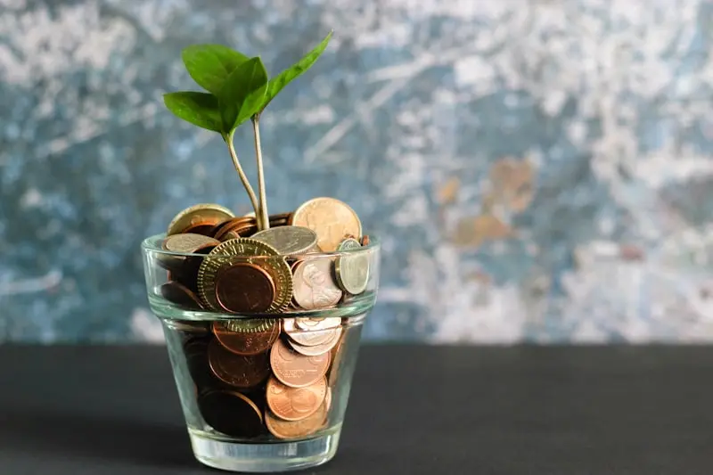 Dirigeant PME analysant son budget informatique sur un tableau de bord — optimisation coûts IT 2026