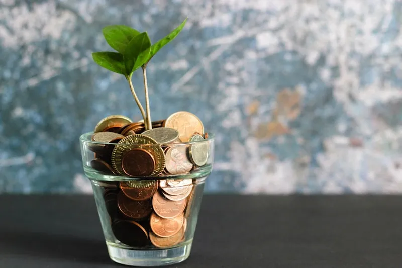 Dirigeant PME analysant son budget informatique sur un tableau de bord — optimisation coûts IT 2026