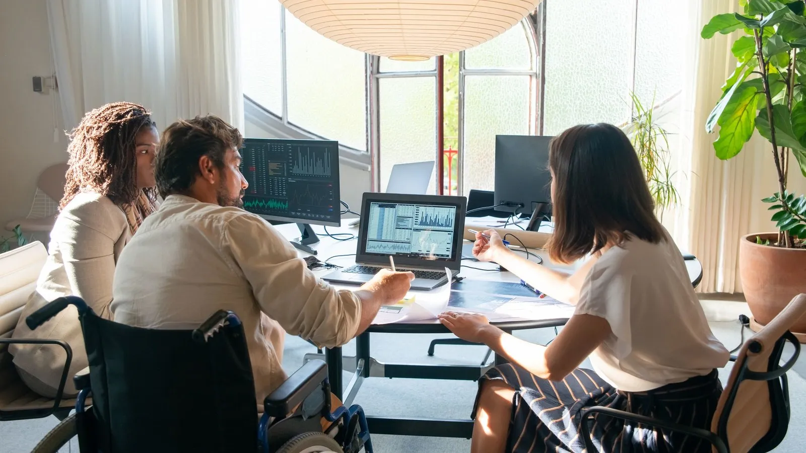 Équipe analysant des tableaux de bord pour comparer les coûts et usages de l'IA en entreprise