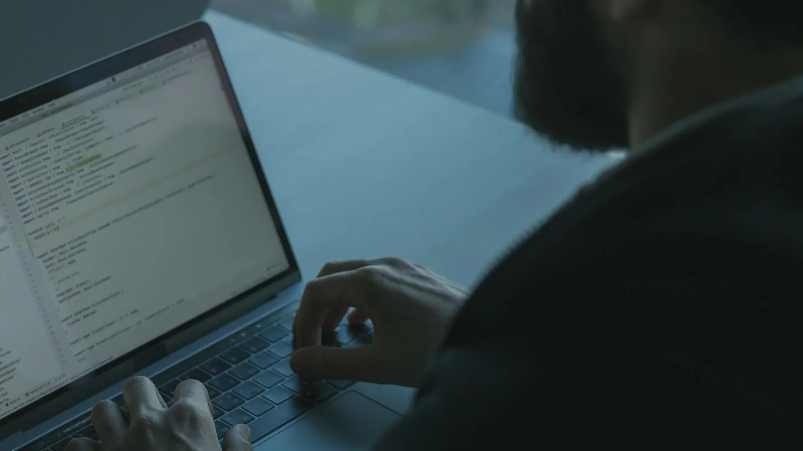 Consultant informatique travaillant sur un poste sécurisé pour encadrer les données sensibles avant usage IA