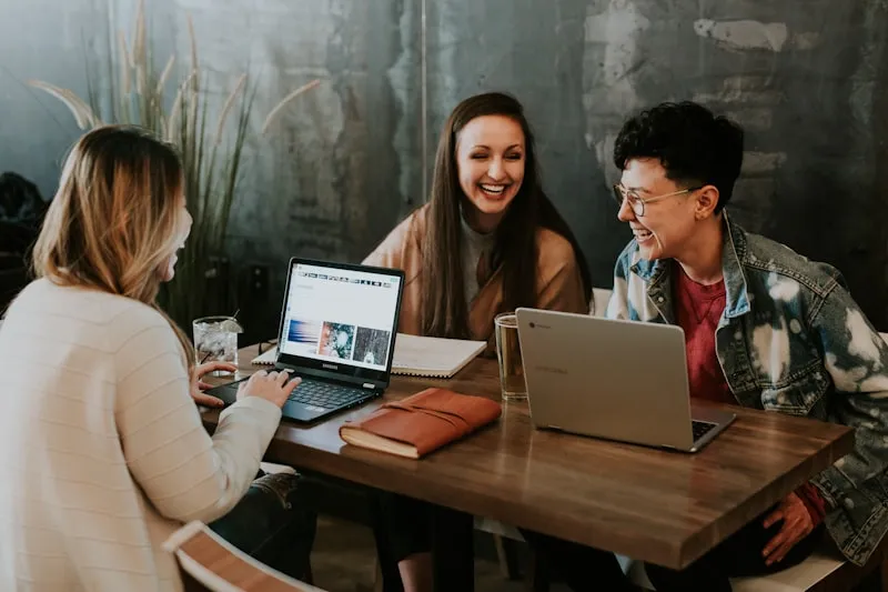 Formation d'employés à Microsoft 365 dans une salle de réunion — adoption Teams et OneDrive