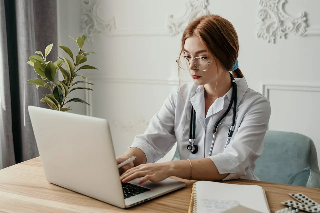 Médecin en consultation utilisant un logiciel médical sur ordinateur — infogérance santé et conformité HDS pour cabinets médicaux à La Réunion