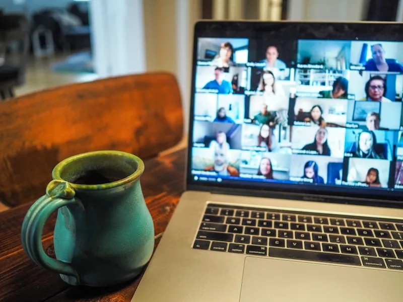 Employé en télétravail à domicile devant un laptop sur un bureau épuré — travail à distance sécurisé