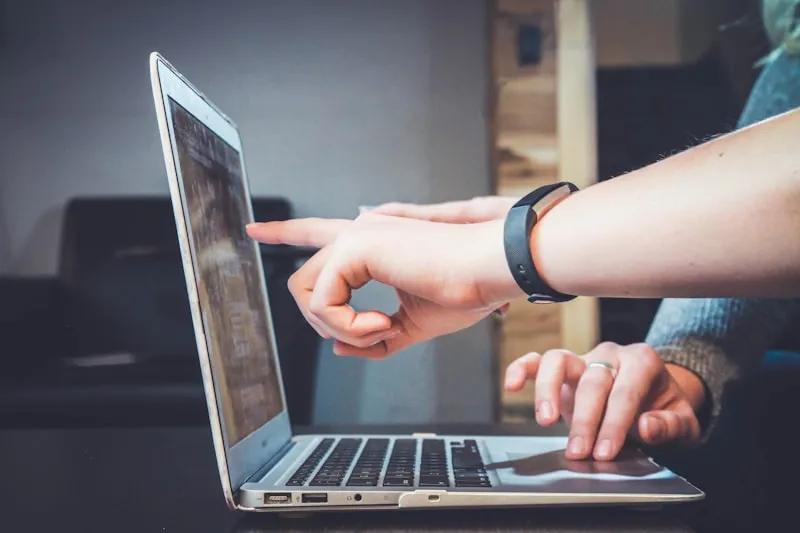 Visioconférence entre collègues en réunion à distance — équipe en télétravail sécurisé