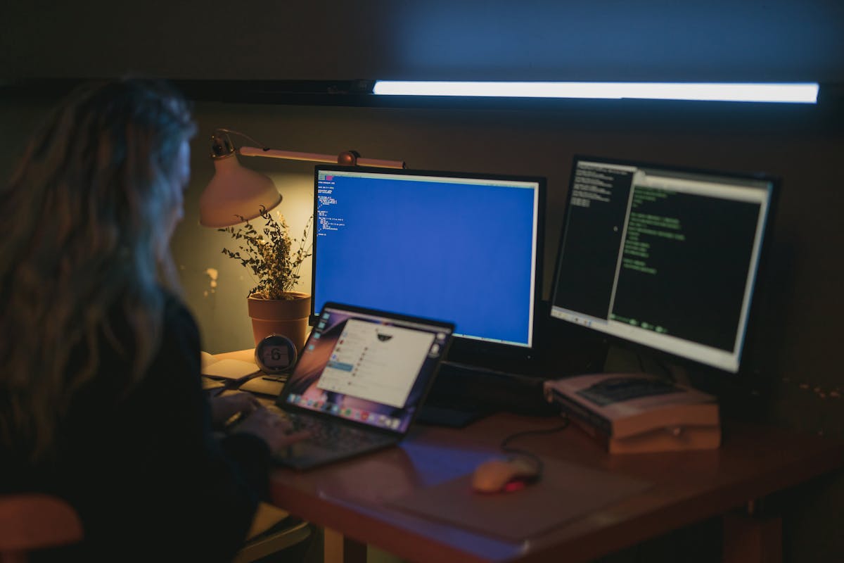 Professionnel IT analysant des données de sécurité sur écran — cybersécurité et monitoring